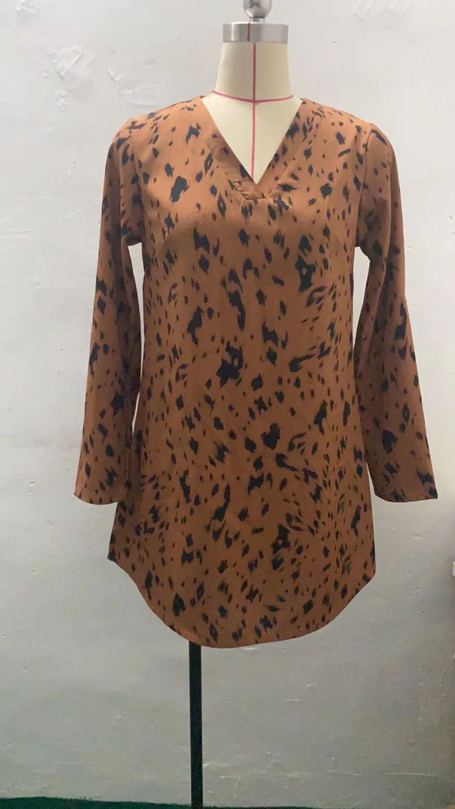Cathy - Schmal geschnittenes, modisches, langärmliges Kleid mit Leopardenmuster und Stehkragen